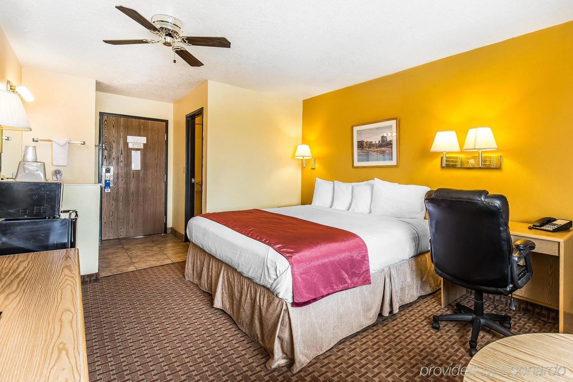 Rodeway Inn & Suites Monticello Exterior photo