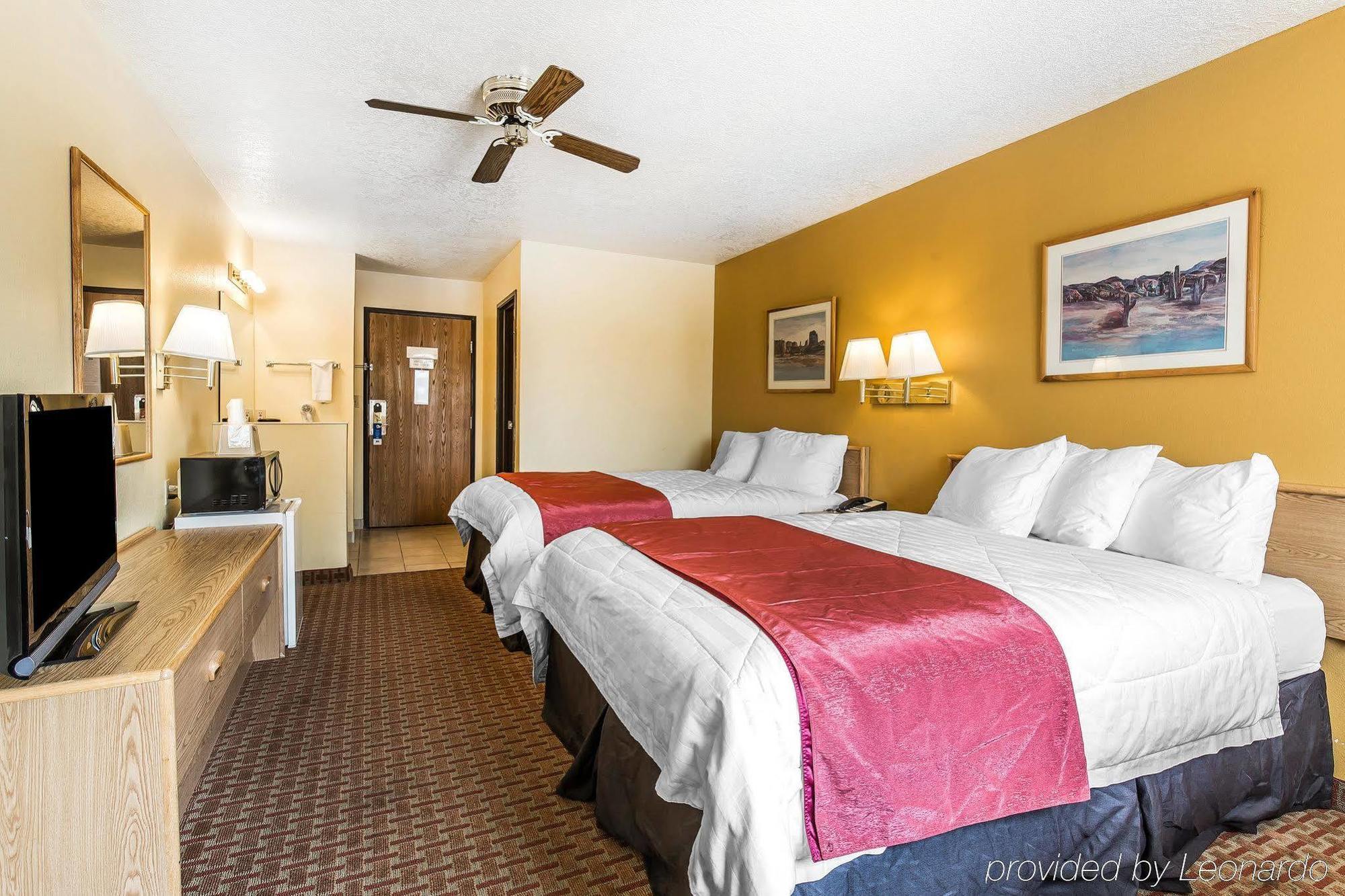 Rodeway Inn & Suites Monticello Exterior photo