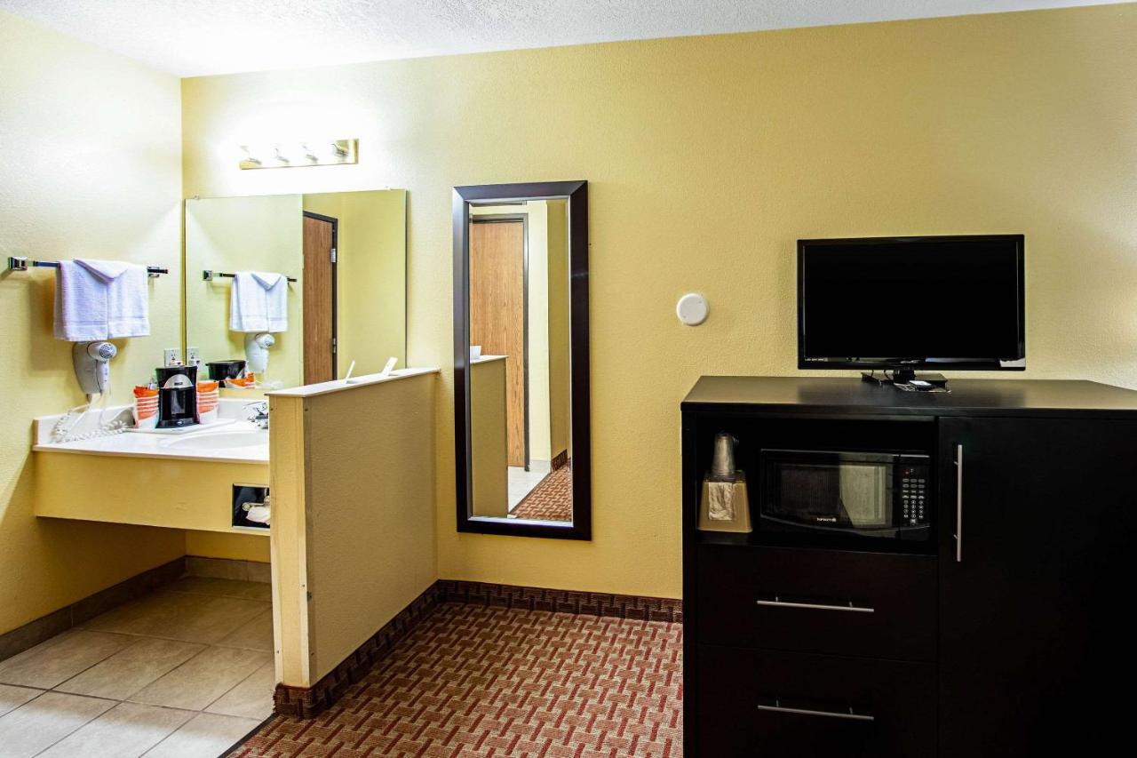 Rodeway Inn & Suites Monticello Exterior photo